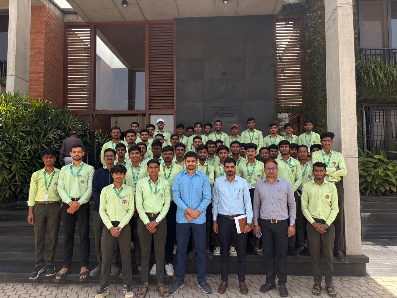 म. वि. प्र. कर्मयोगी दुलाजी सीताराम पाटील कृषी महाविद्यालयाच्या विद्यार्थ्यांची सह्याद्री फार्म्सला अभ्यास भेट